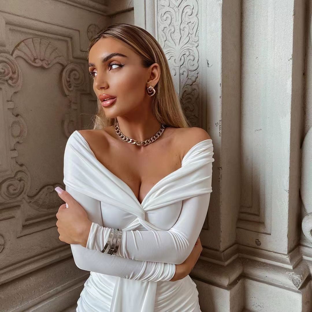 Robe courte élégante à épaules dégagées