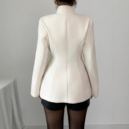 Veste cintrée à col montant et boutons décoratifs