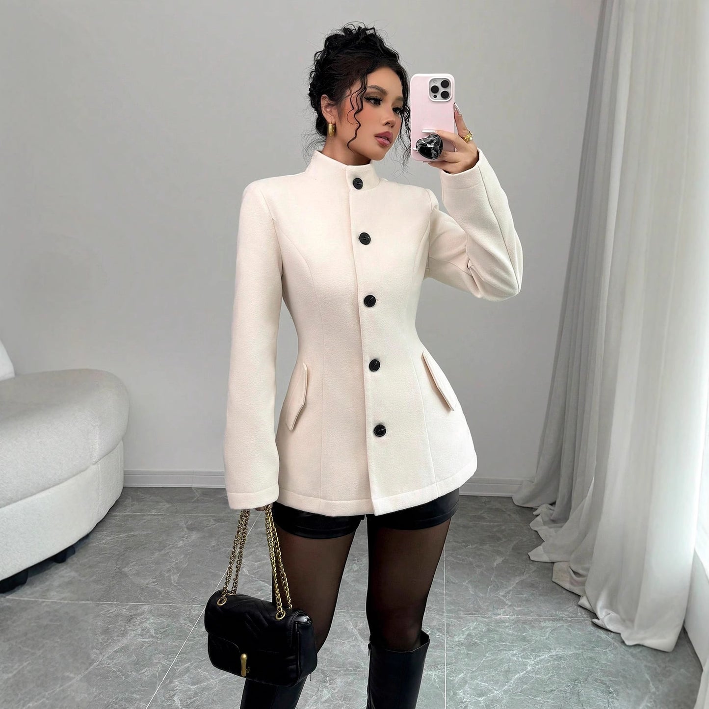 Veste cintrée à col montant et boutons décoratifs