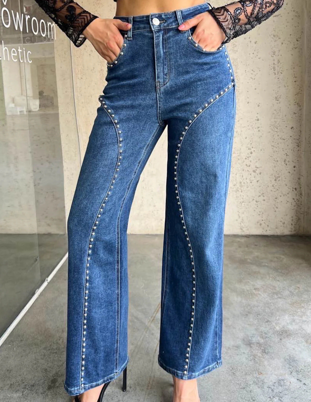 Jean droit à détails cloutés